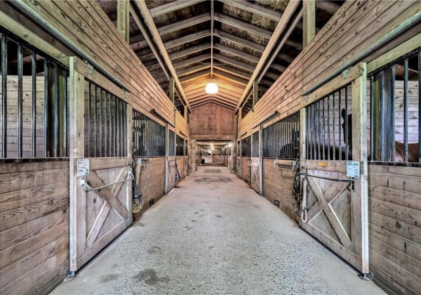 main stable w/ 17 stalls