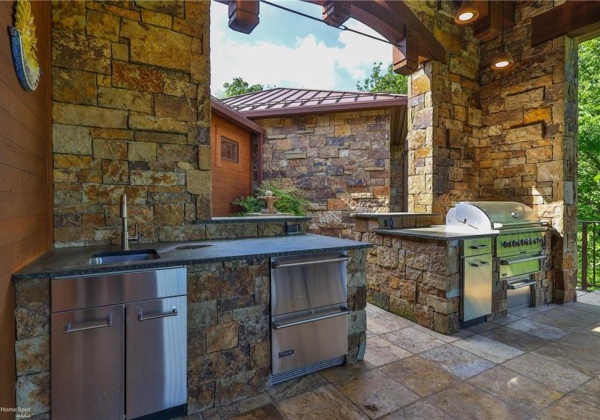 Outdoor Kitchen