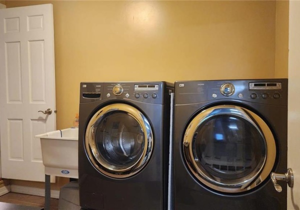 washer and drier next to the Garage, 1st floor