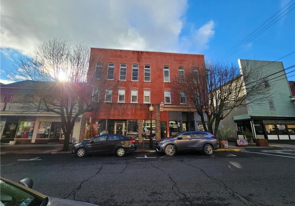 42 Broadway, Bangor Borough, Pennsylvania 18013, 1 Bedroom Bedrooms, 3 Rooms Rooms,1 BathroomBathrooms,Residential,For sale,Broadway,745760