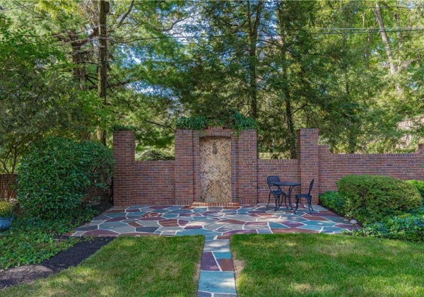 Quaint Patio featuring a fountain