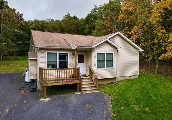 49 Sekani Trail, Penn Forest Township, Pennsylvania 18210, 2 Bedrooms Bedrooms, 6 Rooms Rooms,2 BathroomsBathrooms,Residential,For sale,Sekani,746076