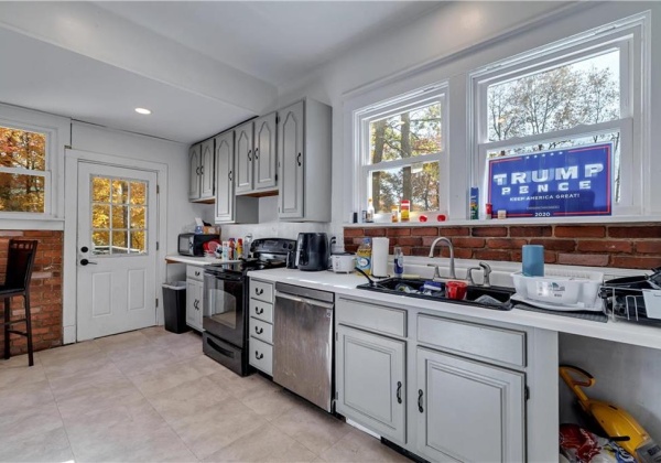 Kitchen w/ Deck Access