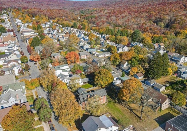 218 Center Street, Jim Thorpe Borough, Pennsylvania 18229, 7 Bedrooms Bedrooms, 14 Rooms Rooms,3 BathroomsBathrooms,Residential,For sale,Center,747442