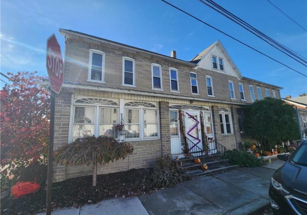 62 South Street, Nazareth Borough, Pennsylvania 18064, 2 Bedrooms Bedrooms, 5 Rooms Rooms,1 BathroomBathrooms,Residential,For sale,South,747853