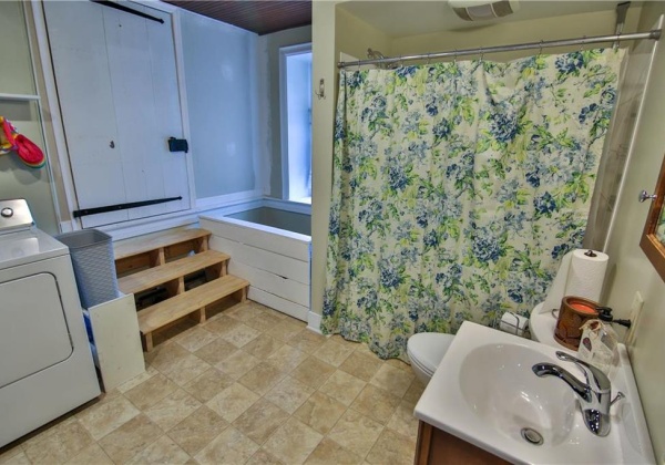 Full bathroom, convenient for guests