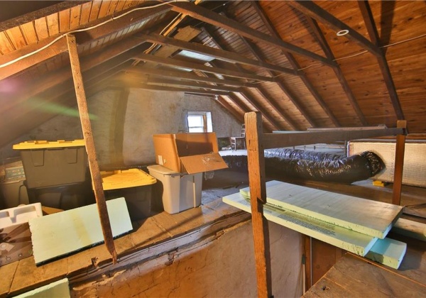 HUGE attic houses the ductwork