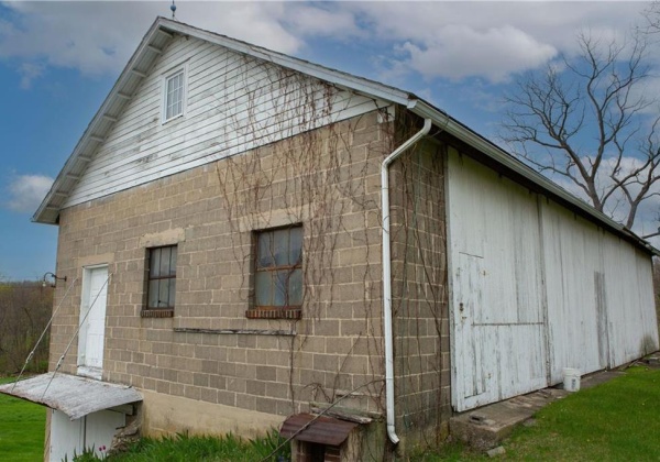 Concrete bldg w/upper & lower level access 59'x30'