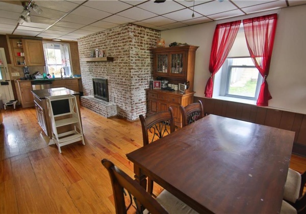 Large eat-in Kitchen space