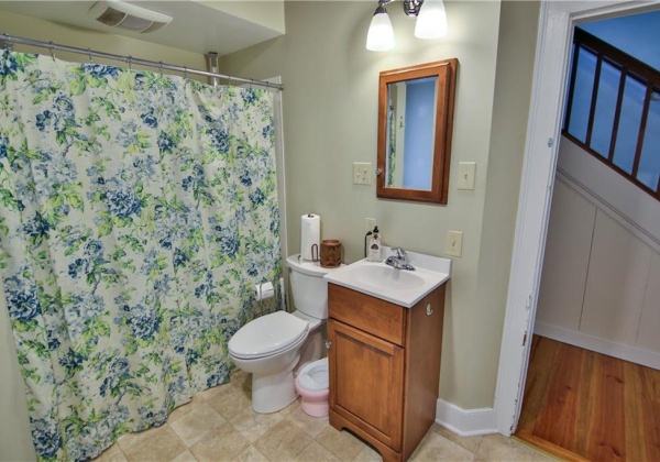 Another view of the full bathroom