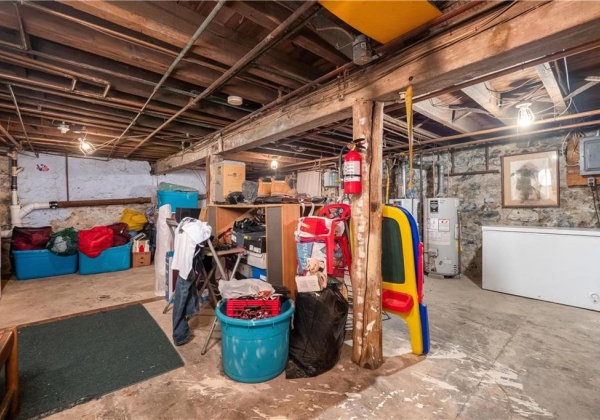 Basement w/laundry