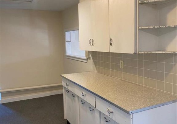 lots of cabinets and counter space