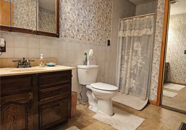 Hall bath with mirrored sliding doors to laundry